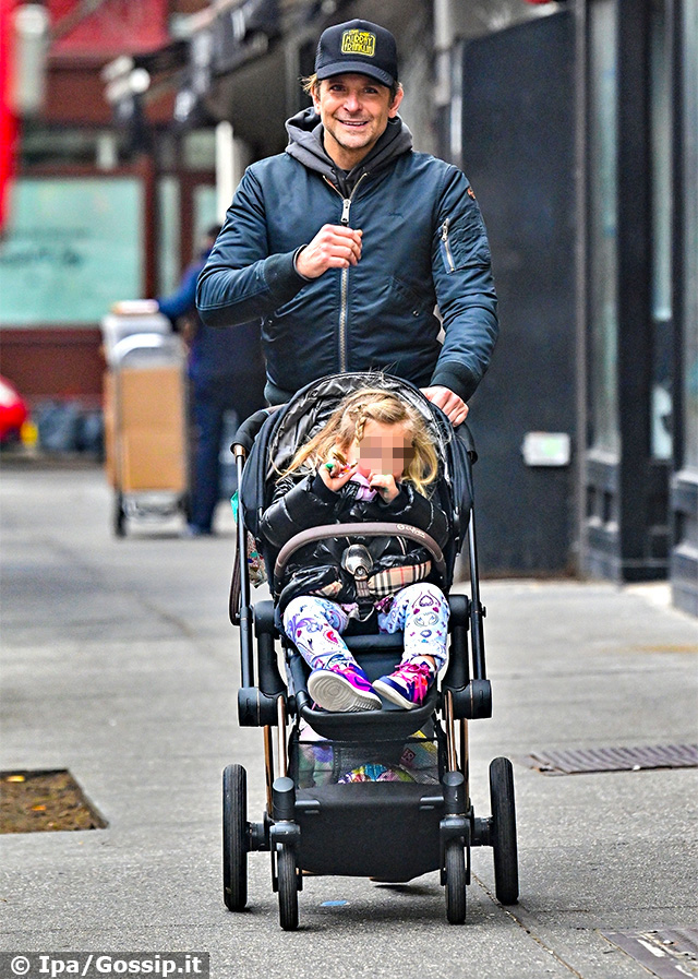 Bradley Cooper, 45 anni, a passeggio per New York con la figlia Lea De Seine, 2